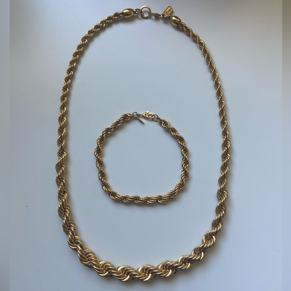 Monet set of jewelry a necklace and bracelet